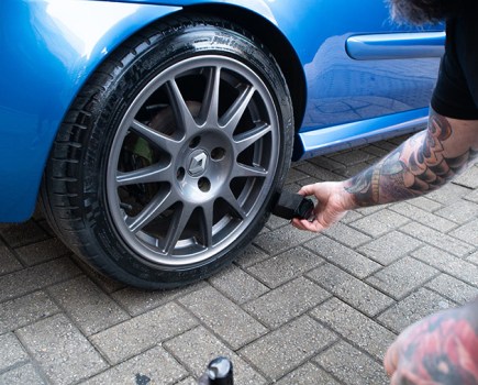 Applying tire shine to a tire