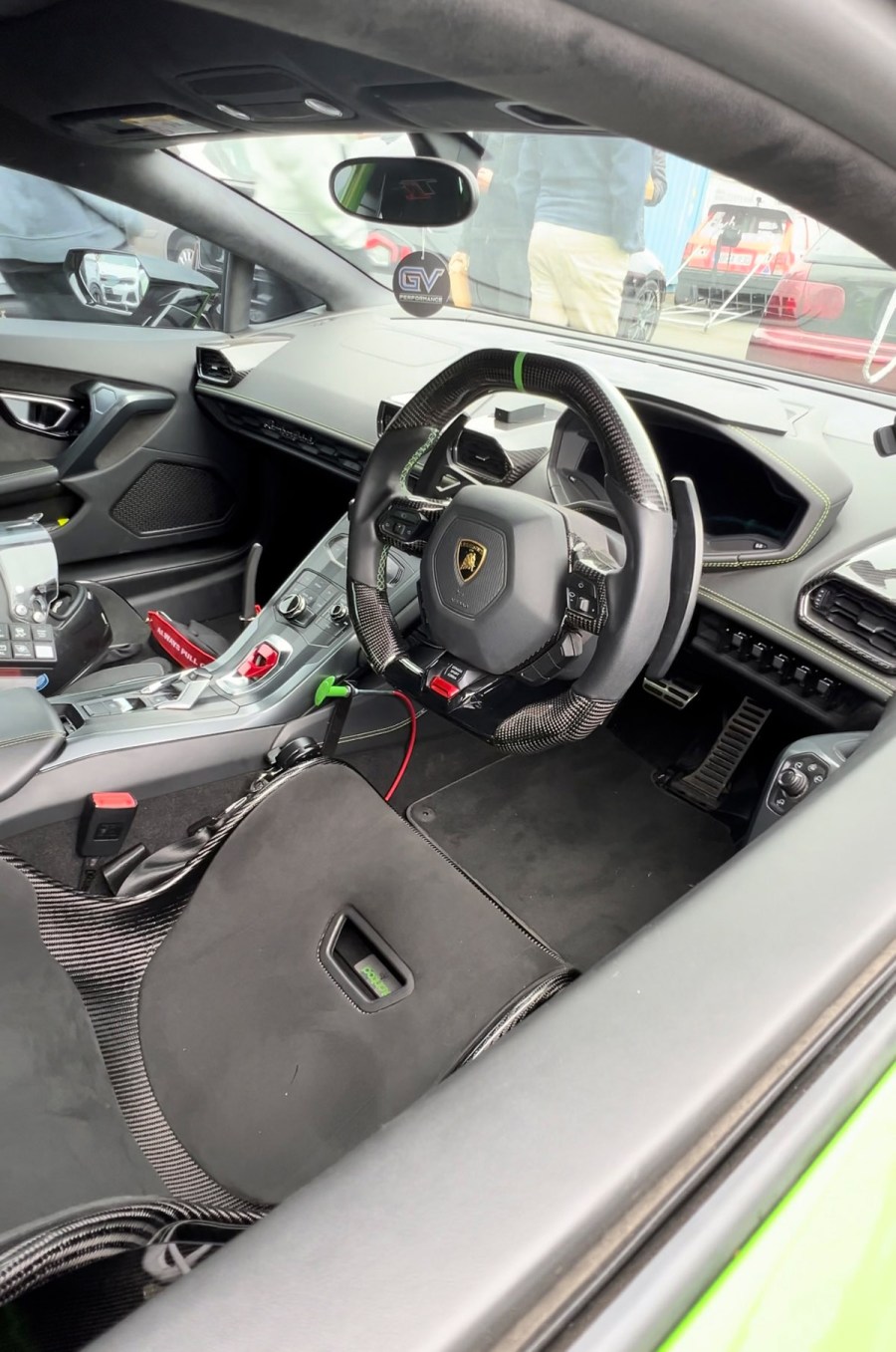 interior of twin turbo huracan