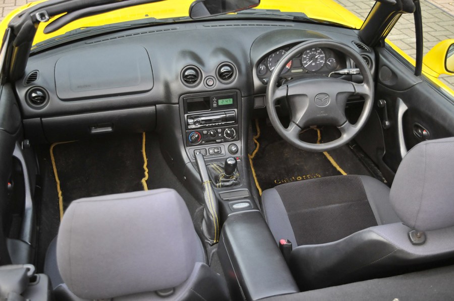 Mazda MX-5 Mk2 interior 